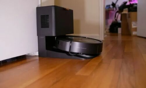 What is the superior smart vacuum between Roomba and Roborock?