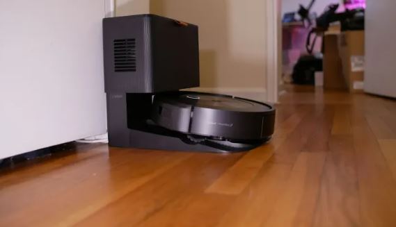 What is the superior smart vacuum between Roomba and Roborock?